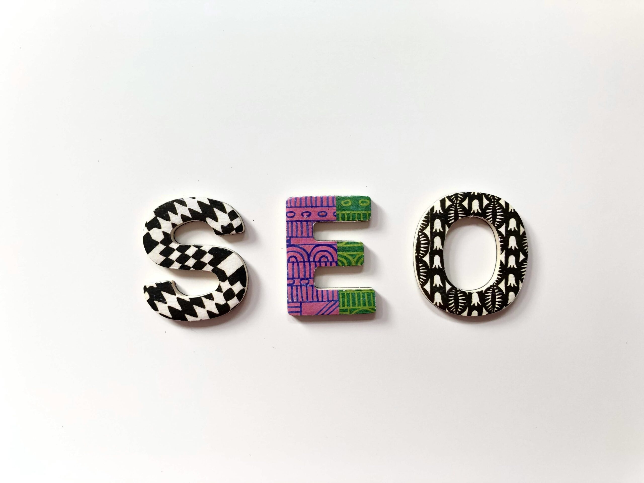 Patterned SEO initials on a white background