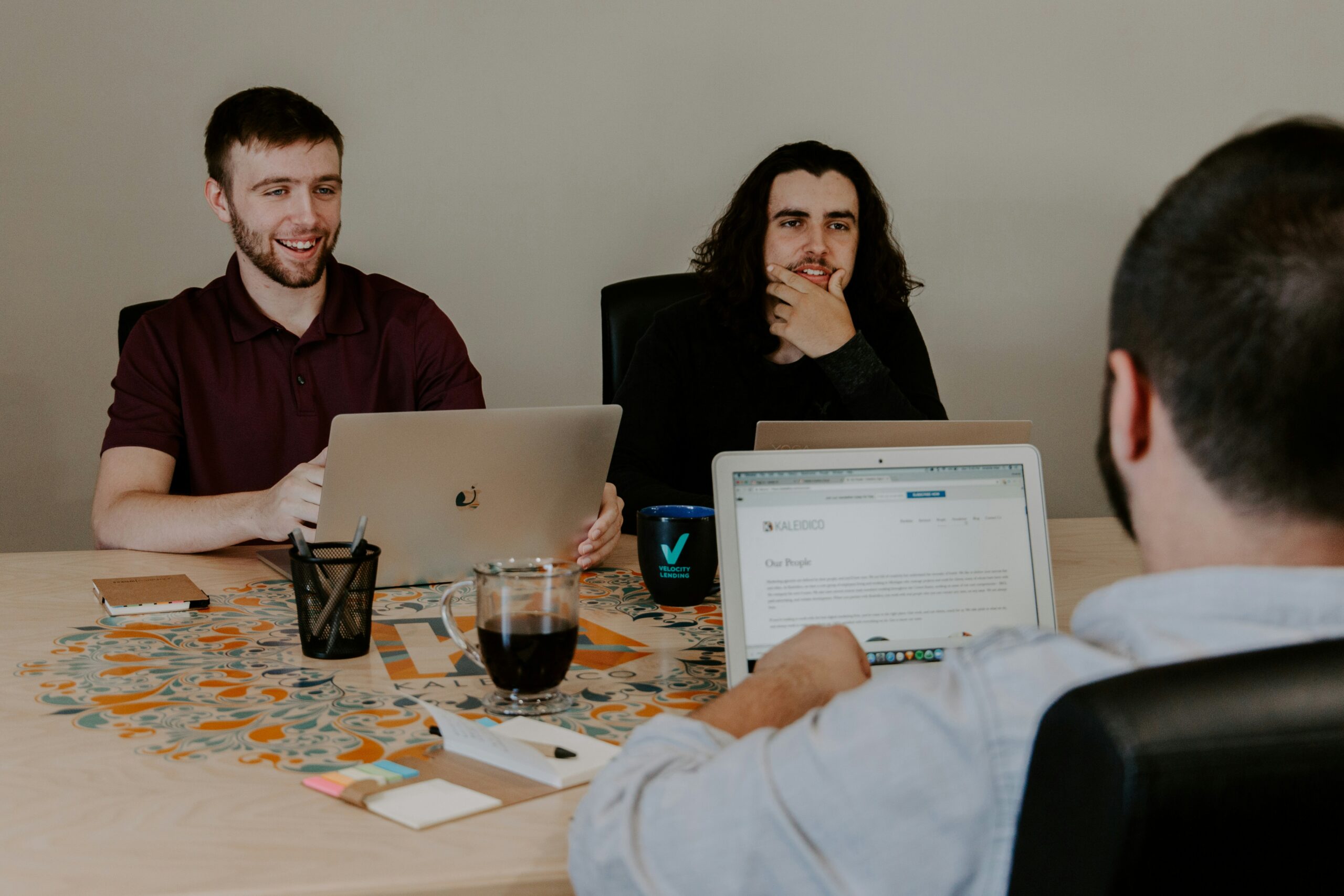 Marketing team discussing machine learning implementation in campaigns - AI Marketing Tools Marketing team discussing machine learning implementation in campaigns